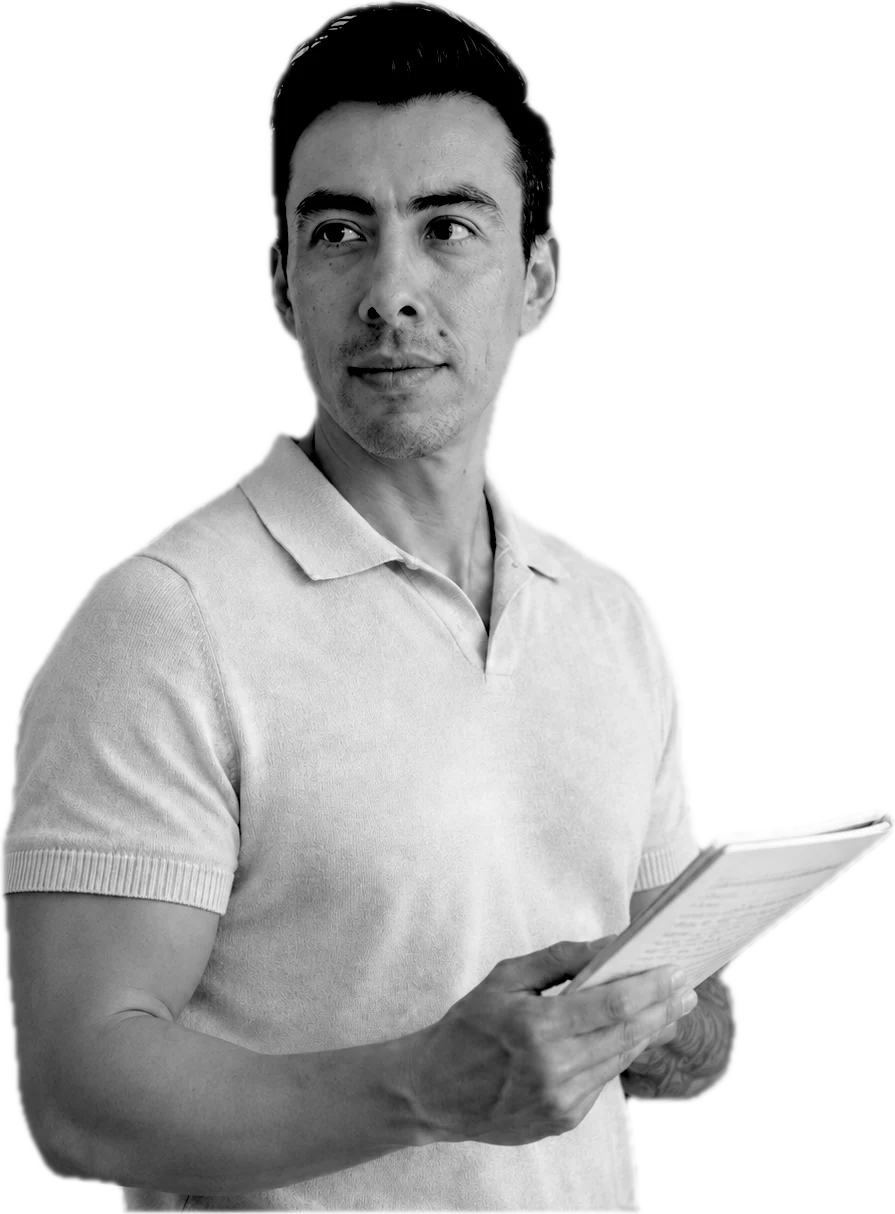 Gilberto Pérez, docente e investigador, con una libreta en el aula.